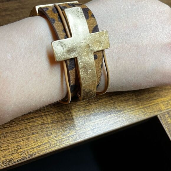 Fake suede Cross Decor Leopard Pattern Bracelet with magnetic closure - Picture 8 of 15